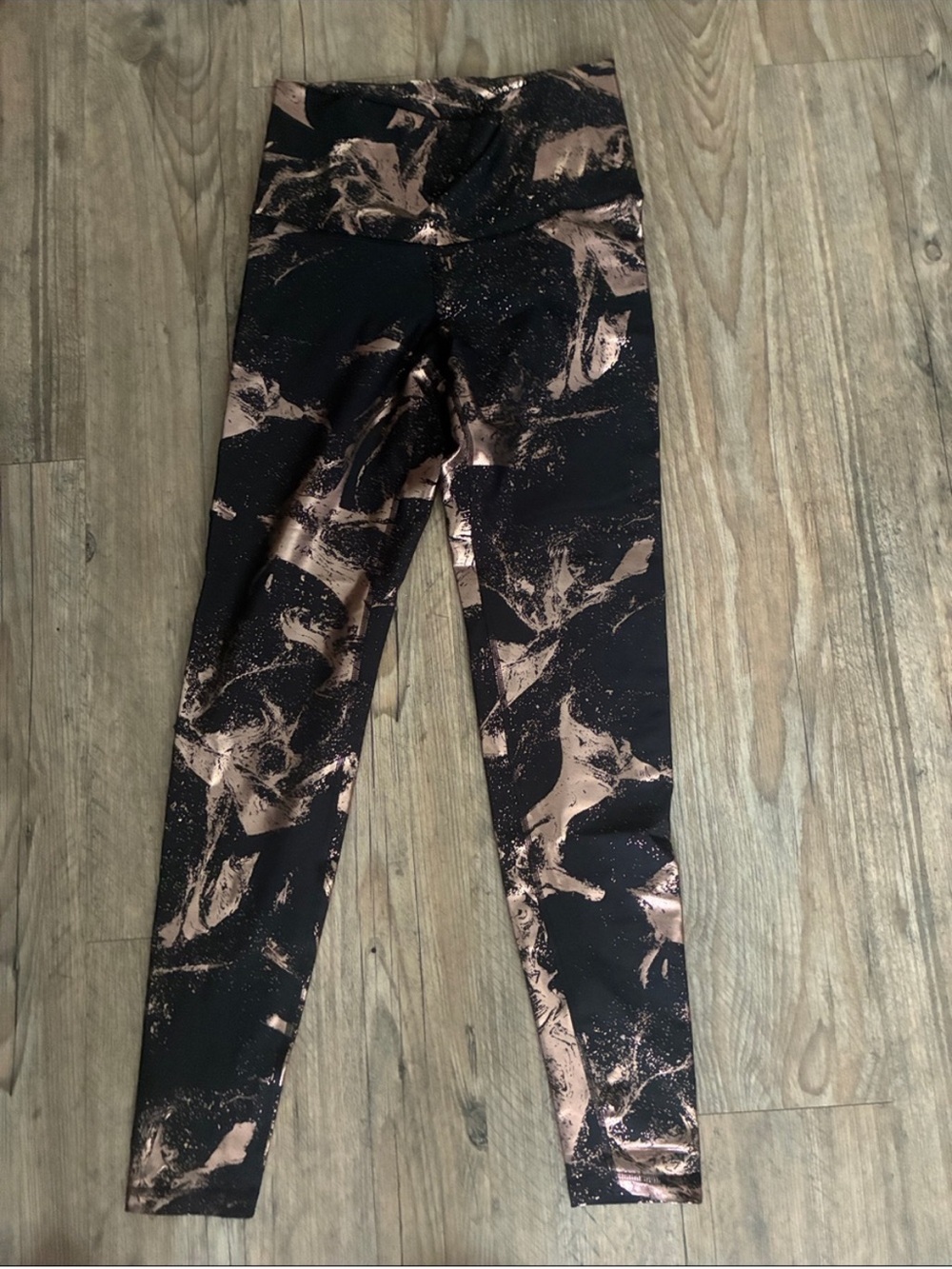 Old Navy High-Waist Active Leggings in Black and Rose Gold Print